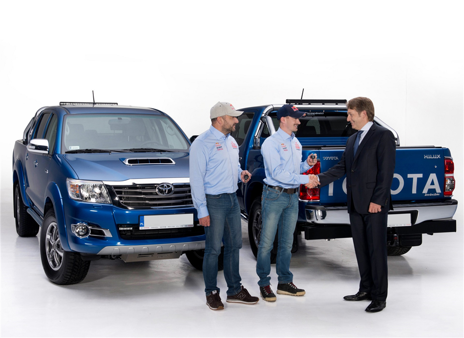 Małysz i Marton otrzymują limitowane Toyoty Hilux